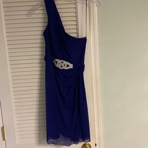 It’s only been worn once! Designed with a sparkly (chain- like design).